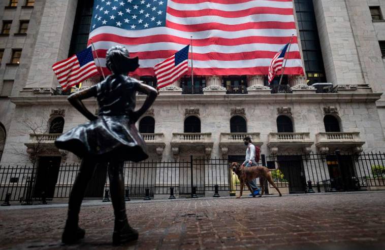 Stocks falls investor